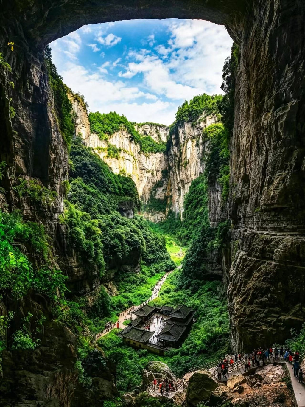 9-Day 8-Night Sichuan-Chongqing Loop Small-Group Shared Tour